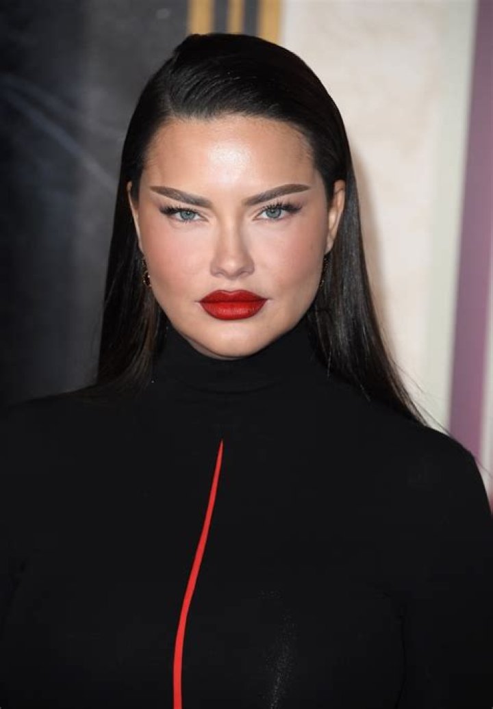 Adriana Lima's Top Falling: Unpacking a Viral Fashion Moment