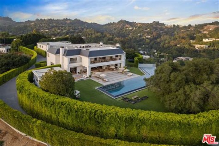 Ben Affleck House Zillow: Exploring the Luxurious Real Estate of a Hollywood Icon