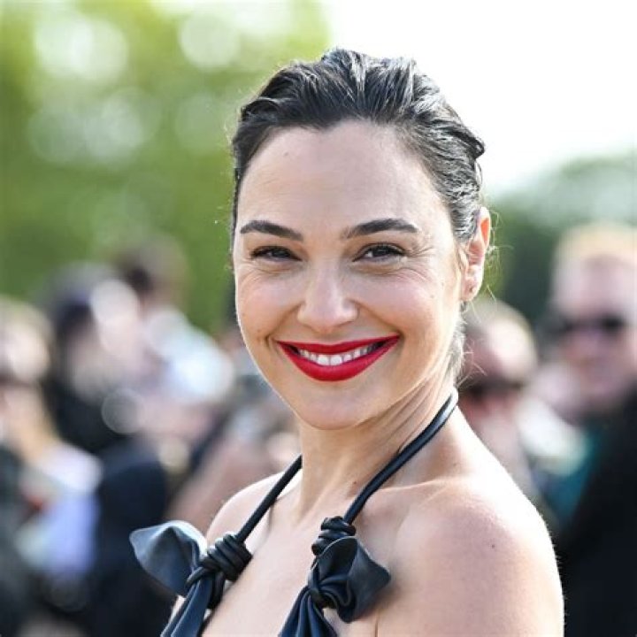 Gal Gadot and Online Images: Separating Fact from Fiction in Celebrity Content