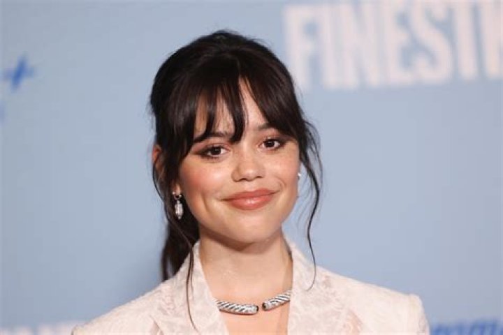 Jenna Ortega: News, Updates & Fan Communities Dive In!