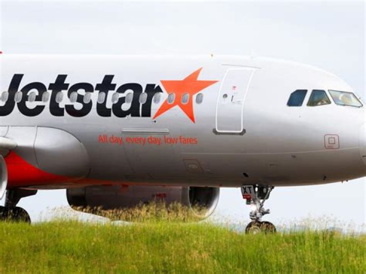 juq 906: Keeping Tabs on Your Jetstar Flight from Brisbane to Townsville