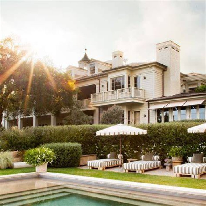 Tom Cruise Houses: Exploring the Star's Luxurious Properties