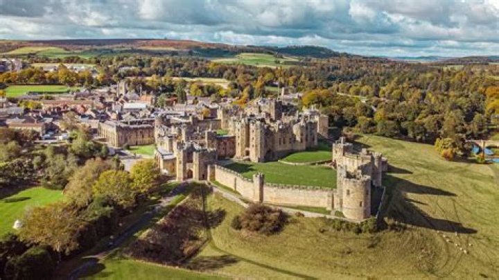 Who Owns Alnwick Castle: A Comprehensive Guide to Its Rich History and Ownership